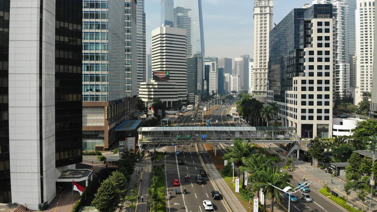 Jalan Sudirman dan gedung perkantoran di kawasan SCBD Jakarta